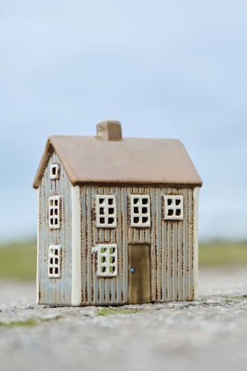 Maison avec bougie chauffe-plat grise / taupe