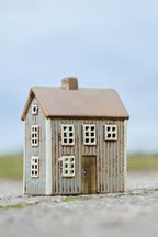 Maison avec bougie chauffe-plat grise / taupe