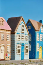 Maison avec bougie chauffe-plat bleue