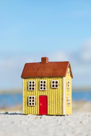 Maison avec bougie chauffe-plat jaune