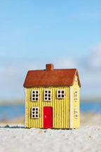 Maison avec bougie chauffe-plat jaune