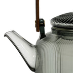 Théière en verre avec filtre et poignet en bois